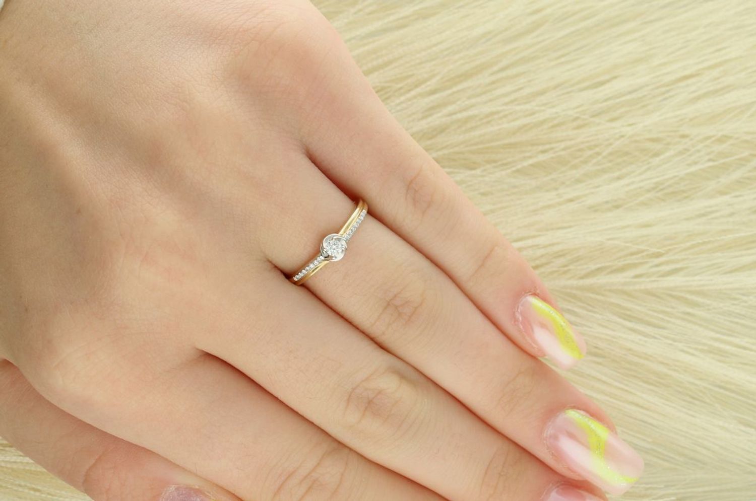 Piękny złoty pierścionek z 15 cyrkoniami 💎 o łącznej masie 0,10 ct. Żółte złoto próby 585 💛, waga 1,50 g, rozmiar 10. Idealny damski pierścionek na prezent 🎁. Kod R37006 YW-10.11.jpg